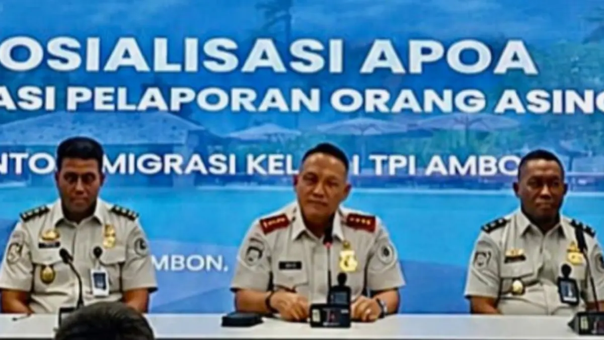  Petugas Imigrasi Ambon menyosialisasikan penggunaan APOA guna memperkuat pengawasan warga negara asing. (ANTARA/Dedy Azis)