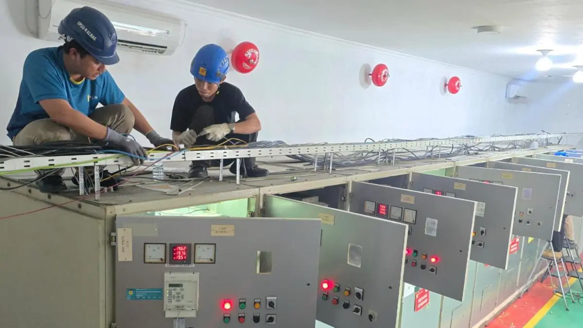 Petugas PLN UP2D Kalbar sedang melaksanakan pekerjaan Wiring RTU dengan penuh ketelitian dan kehati-hatian guna mendukung proses integrasi sistem komunikasi agar dapat berjalan optimal dan andal.