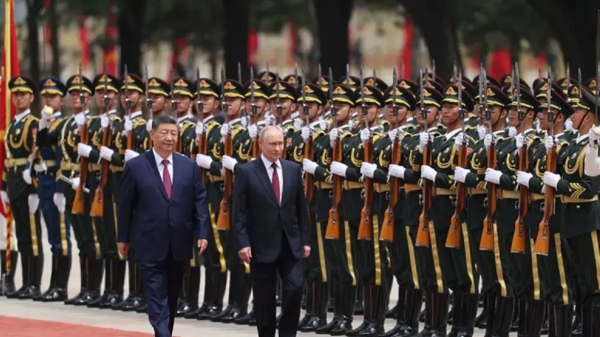 Presiden Rusia Vladimir Putin (kedua kiri) berjalan bersama Presiden China Xi Jinping (kiri) memeriksa barisan kehormatan saat upacara penyambutan di Balai Besar Rakyat di Beijing, Cina, Rabu (20/5/2026). ANTARA FOTO/REUTERS/Maxim Shemetov/Pool/agr/am.