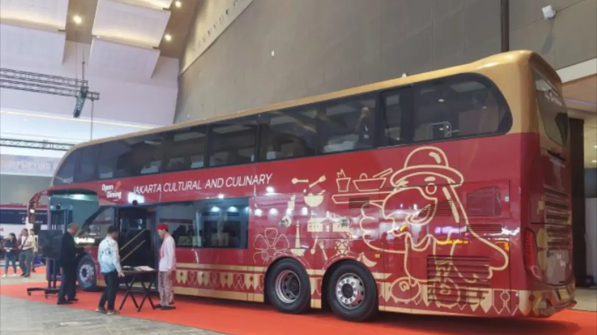 Sebuah bus dipamerkan pada ajang INAPA 2026 dan Busworld Southeast Asia 2026 di Jakarta, Rabu (20/5). (ANTARA/Adimas Raditya)