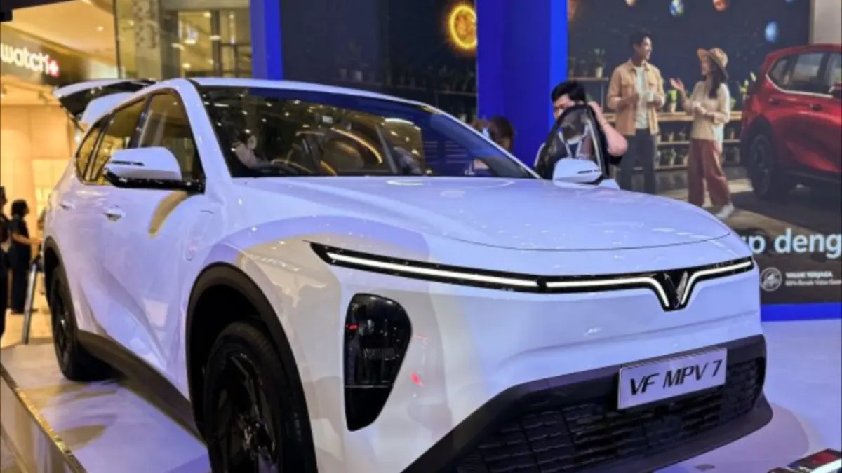 VinFast VF MPV 7 versi produksi lokal yang dipamerkan pada acara peluncurannya di Jakarta, Rabu (20/5). (ANTARA/Pamela Sakina)