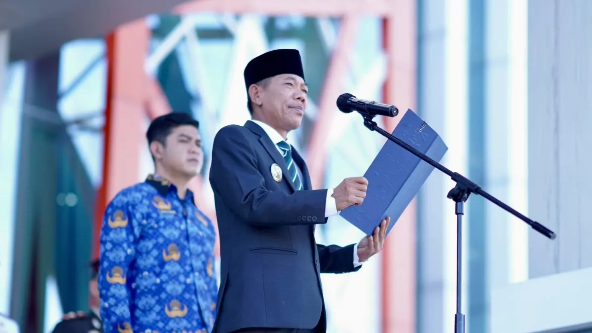Wabup Ketapang, Jamhuri Amir, memimpin upacara Harkitnas di halaman Kantor Bupati, Rabu (20/5) pagi. (ISTIMEWA)