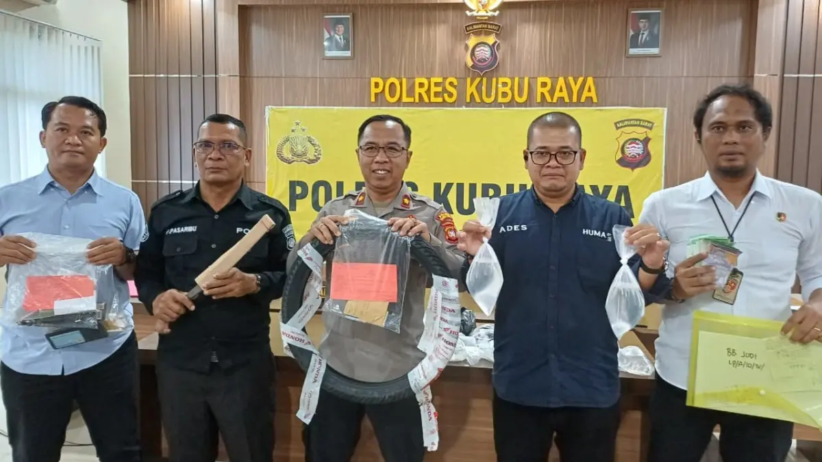 Wakapolres Kubu Raya, Kompol Andry Syahroni bersama jajaran memperlihatkan barang bukti hasil Operasi Pekat 2026 di Mapolres Kubu Raya, Kamis (21/5). (ASHRI ISNAINI/PONTIANAK POST)