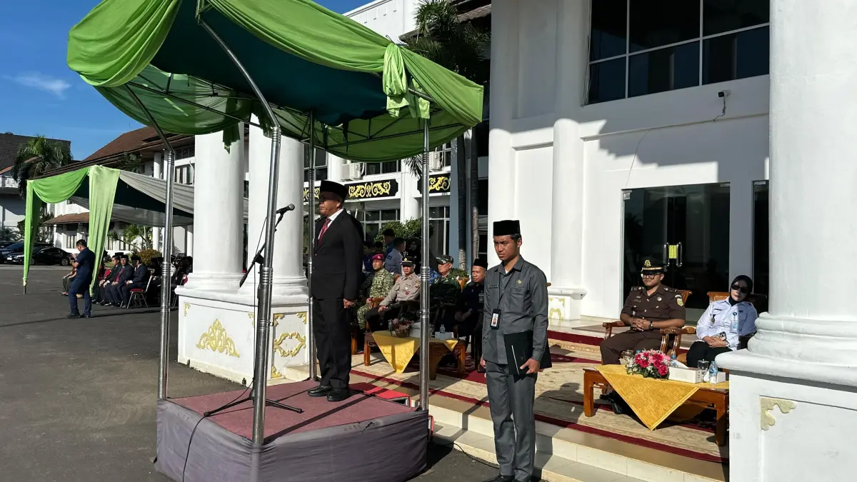 Wakil Bupati Mempawah, Juli Suryadi, memimpin upacara peringatan Hari Kebangkitan Nasional (Harkitnas) ke-118 Tahun 2026 di halaman Kantor Bupati Mempawah, Rabu (20/5).  (WAHYU ISMIR/PONTIANAK POST)