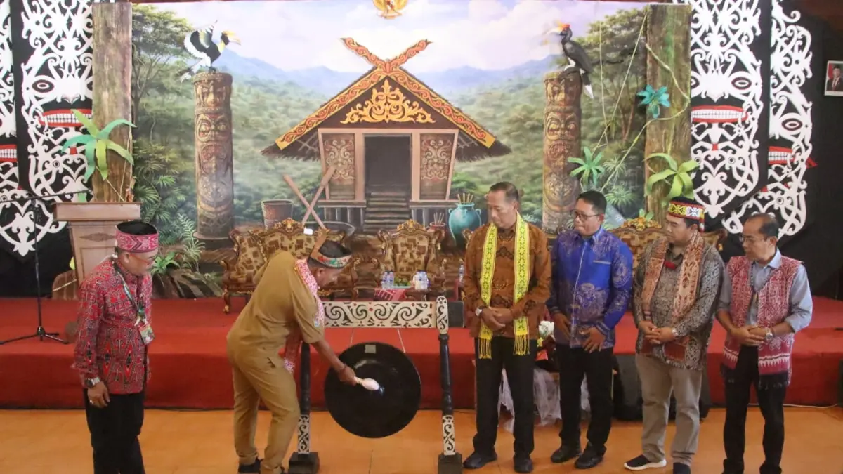 Wakil Gubernur Kalimantan Barat, Krisantus Kurniawan, memukul gong sebagai tanda dibukanya Seminar Nasional PGD ke-40 di Rumah Radakng Pontianak. (ADPIM PEMPROV KALBAR)