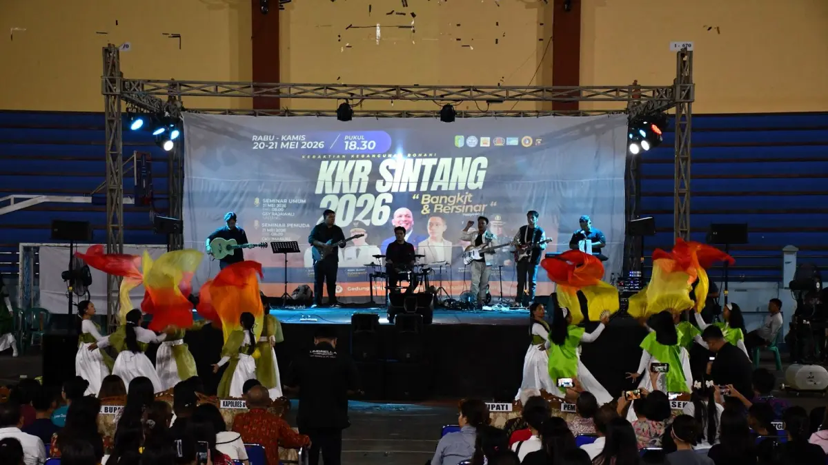 Bupati Sintang Gregorius Herkulanus Bala bersama Wakil Bupati Sintang Florensius Ronny menghadiri pembukaan Kebaktian Kebangunan Rohani (KKR) lintas denominasi gereja Kristen di Gedung Olahraga (GOR) Apang Semangai, Rabu (20/5) malam. (RISKA / PONTIANAK POST)