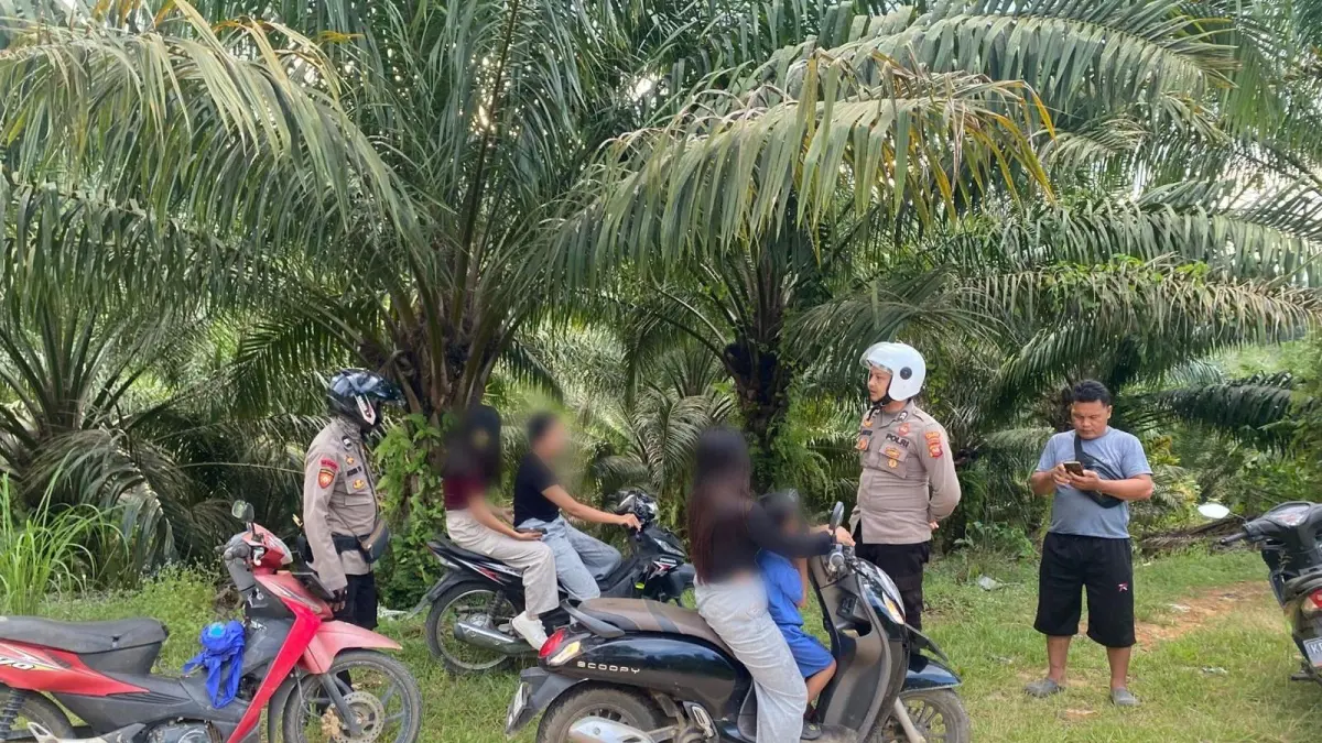 Personel Polsek Nanga Mahap memberikan pembinaan kepada sejumlah remaja yang berkumpul di bahu jalan poros Nanga Mahap–Nanga Taman, Desa Nanga Suri, Kabupaten Sekadau, Kamis (21/5/2026). Langkah tersebut dilakukan menyusul keluhan warga terkait potensi kecelakaan dan aksi balap liar di jalur utama masyarakat itu.