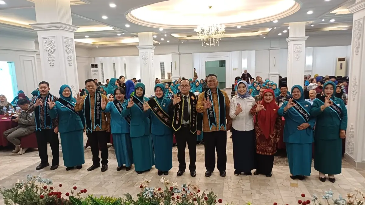 Bupati Kubu Raya, Sujiwo didampingi Ketua TP PKK Kubu Raya, Atzebiyatulenzi berfoto bersama pengurus usai pelantikan dan pengukuhan pengurus PKK, Posyandu, Bunda PAUD, Bunda Literasi, serta Ayah dan Bunda Genre tingkat kecamatan se-Kubu Raya di Hotel Dangau, Kamis (21/5). (Ashri Isnaini/Pontianak Post)