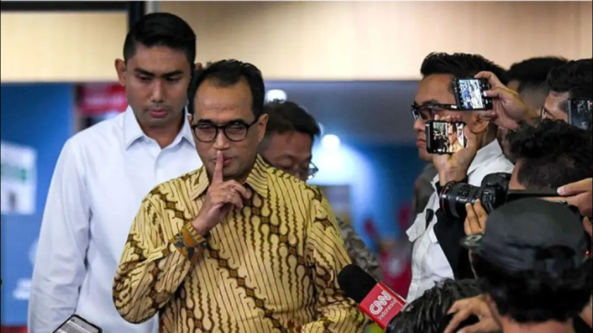  Arsip foto - Menteri Perhubungan Budi Karya Sumadi (kedua kiri) keluar dari Gedung Komisi Pemberantasan Korupsi (KPK) C1 usai menjalani pemeriksaan di Jakarta, Rabu (26/7). (ANTARA FOTO/Aditya Pradana Putra/rwa/pri.)