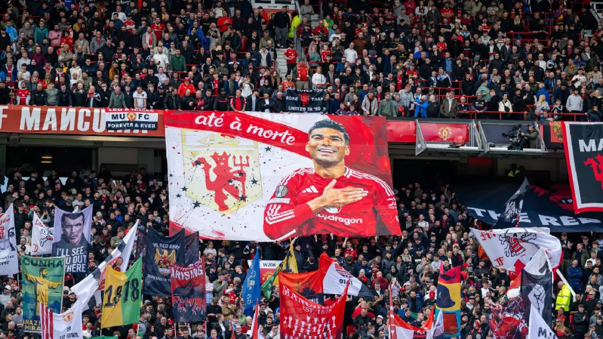 Casemiro mendapat penghormatan dari suporter Manchester United saat laga terakhirnya di Old Trafford melawan Nottingham Forest, Minggu (17/5) lalu. (Dok.Man.United)
