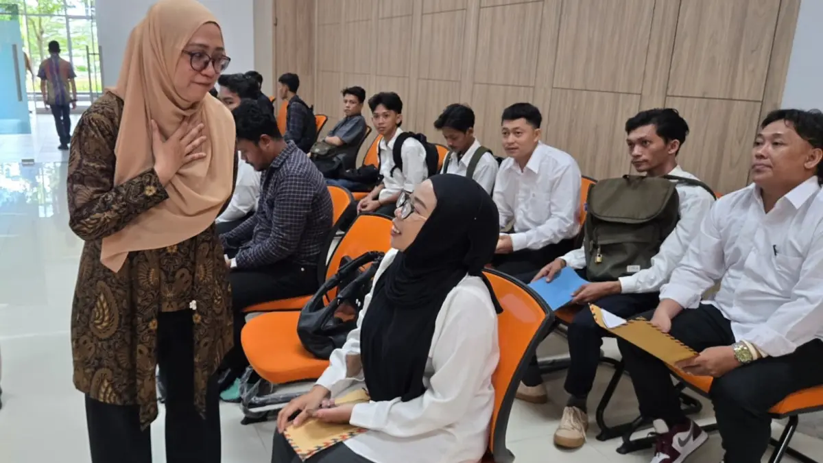Direktur Keuangan dan SDM PT BAI, Preti Agustina Hidayati, menyapa pencari kerja yang melaksanakan walk in interview.