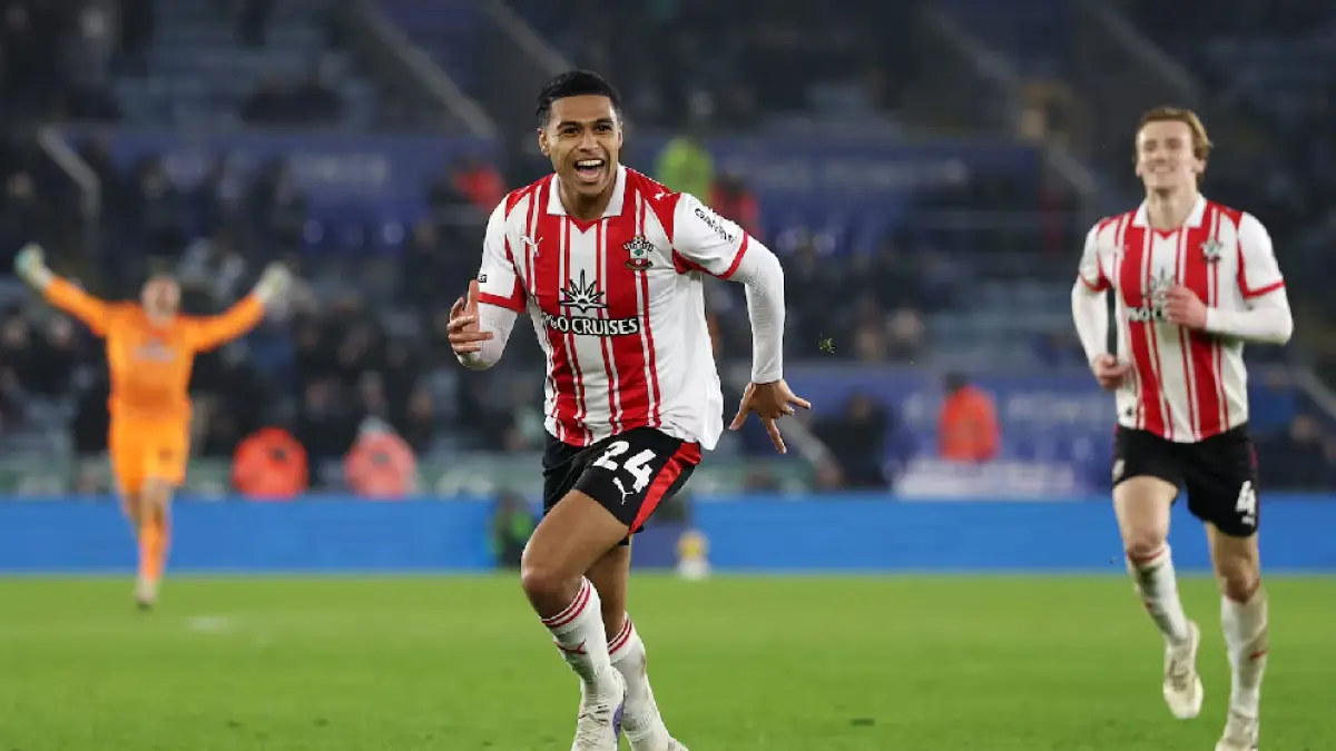 Gelandang Southampton Shea Charles masuk radar Manchester United untuk memperkuat lini tengah musim depan. (onefootball)