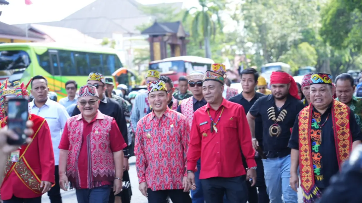 Gubernur Ria Norsan dan Wakil Gubernur Kalbar Krisantus Kurniawan bersama-sama hadir dalam pembukaan Pekan Gawai Dayak (PGD) ke-40 Tahun 2026 di Rumah Radakng Pontianak. (Adpim Pemprov Kalbar)
