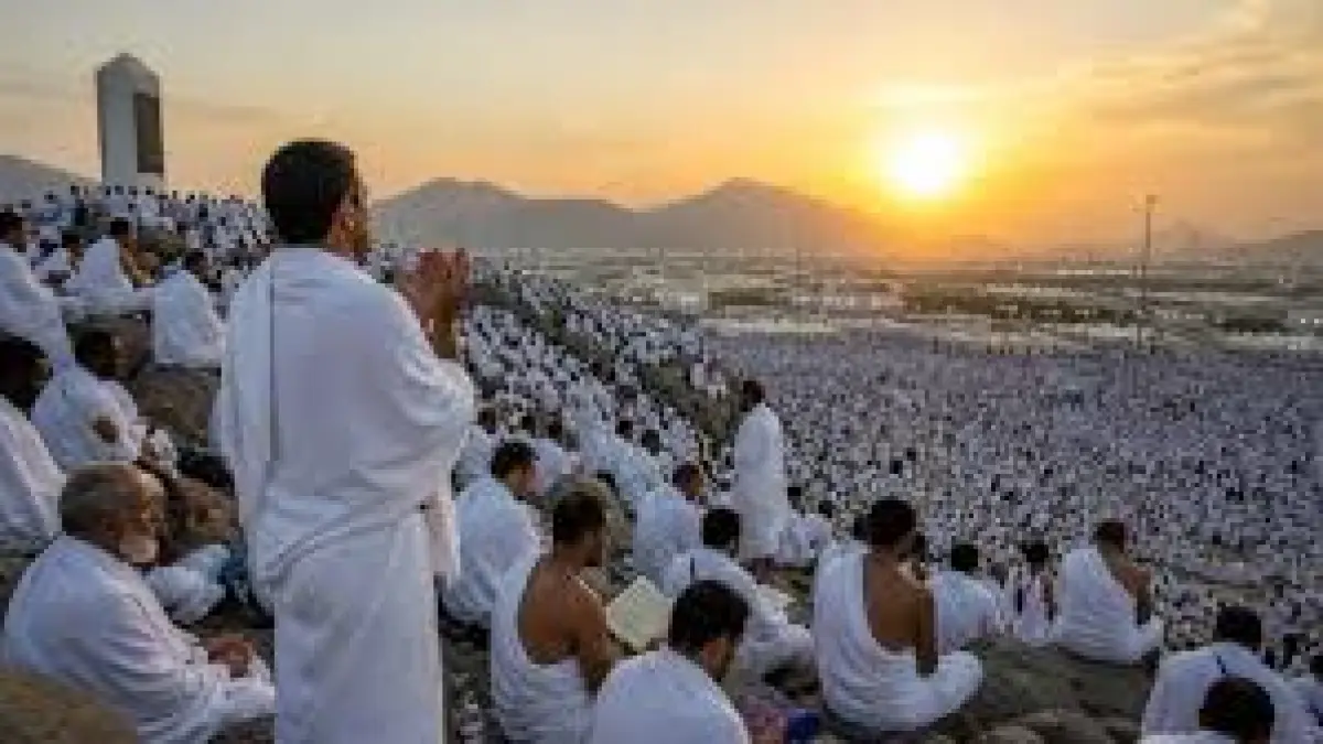 Jemaah haji melaksanakan wukuf di Padang Arafah di Hari Arafah 