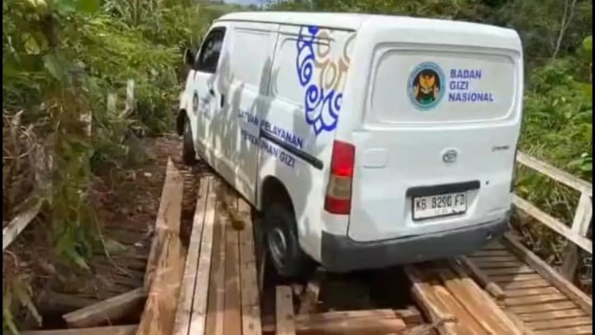 Jembatan Sungai Kurak Desa Gudang Hulu Kecamatan Selimbau yang sering dilalui mobil MBG. (ISTIMEWA)