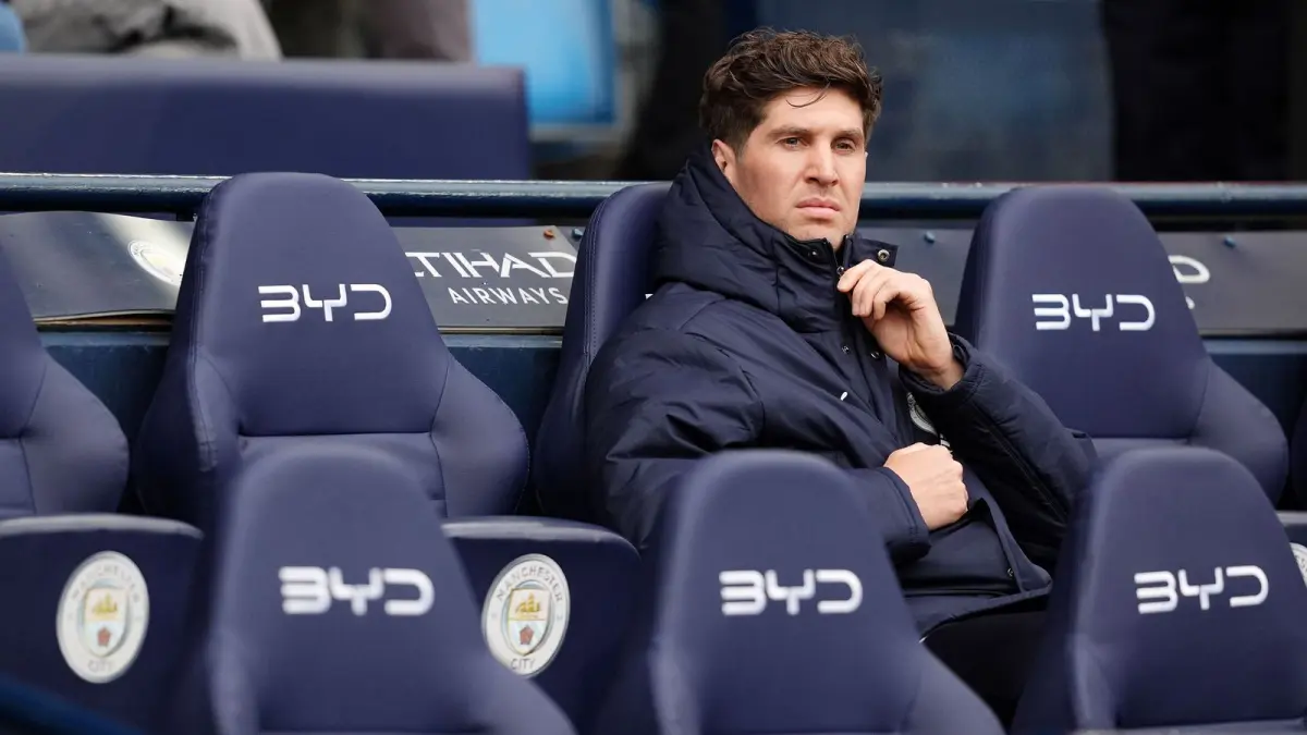 John Stones dari Manchester City berada di pinggir lapangan menjelang pertandingan Liga Premier melawan Brentford di Stadion Etihad. (Sky Sports)