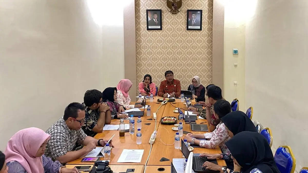 Kantor Wilayah Kementerian Hukum Kalimantan Barat mendampingi penyusunan Rapergub tentang Pedoman Pengembangan Role Model Produk Unggulan Daerah Berbasis Potensi Sumber Daya Lokal pada Kamis (21/5). (DOK KANWIL KEMENKUM KALBAR)