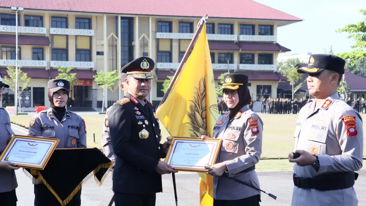 Kapolres Landak AKBP AKBP Devi Ariantari menerima penghargaan Program 2 Pemanfaatan Lahan Produktif dari Kapolda Kalbar Irjen Pol Pipit Rismanto pada Rabu (20/5). (ISTIMEWA)