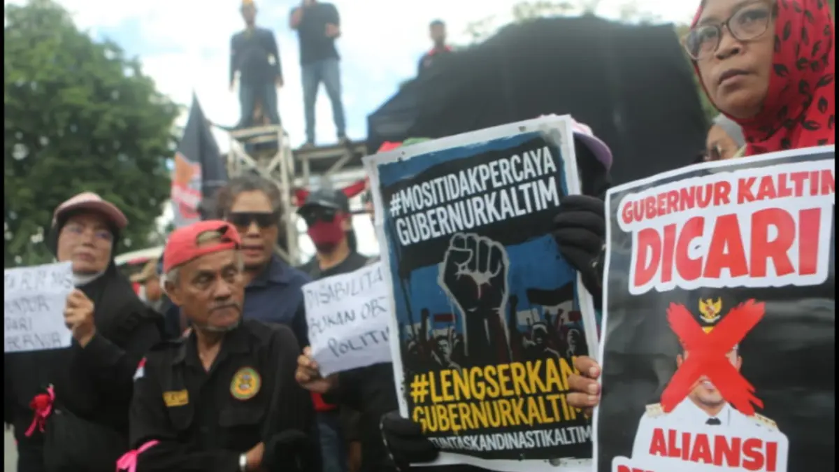  Kelompok penyandang disabilitas menggelar aksi protes di depan Kantor Gubernur Kalimantan Timur. (Kaltim Post)