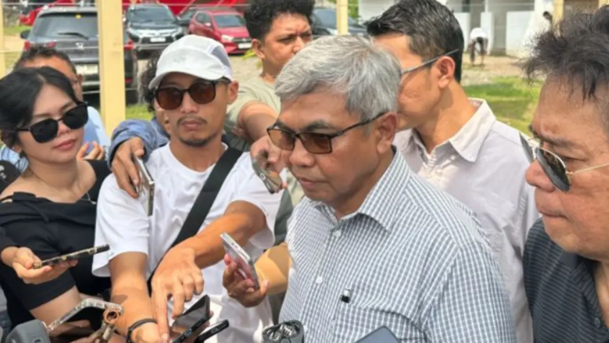 Ketua Komisi Pemberantasan Korupsi Setyo Budiyanto (kedua kanan) bersama Wakil Ketua KPK Johanis Tanak (kanan) memberikan keterangan di Kabupaten Serang, Banten, Kamis (21/5). (ANTARA/Rio Feisal)