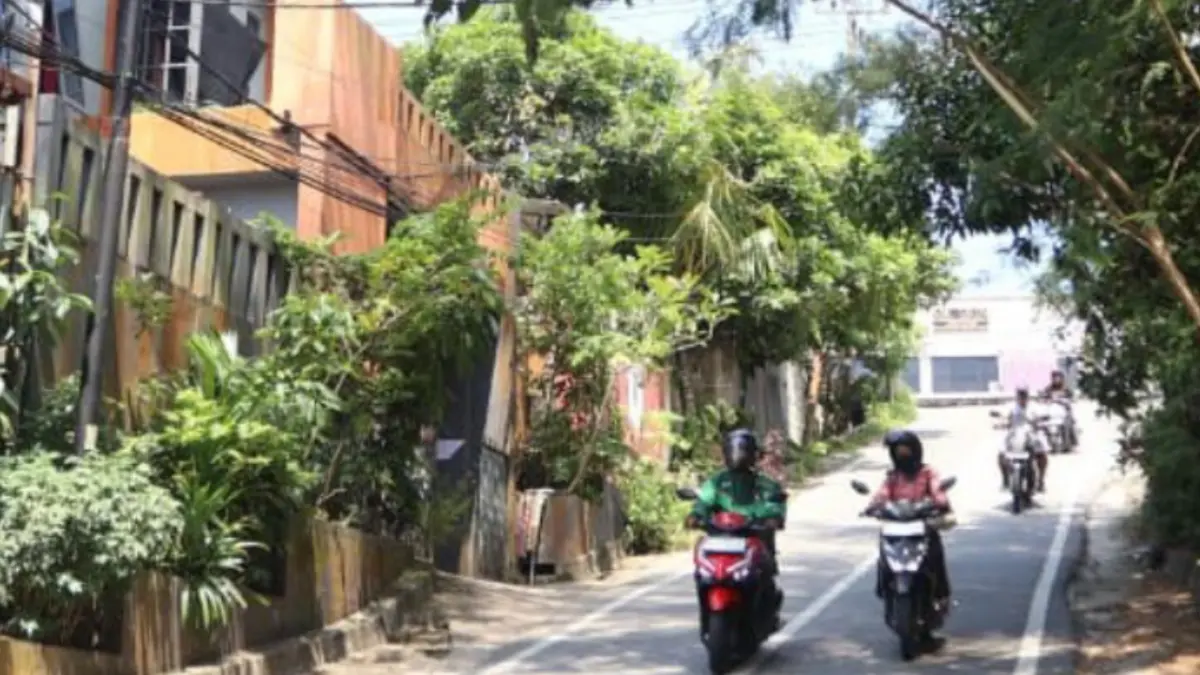 Kondisi Jalan Syarifuddin Yoes di Balikpapan yang mengalami longsor dan segera diperbaiki menggunakan dana APBD. (Kaltim Post)