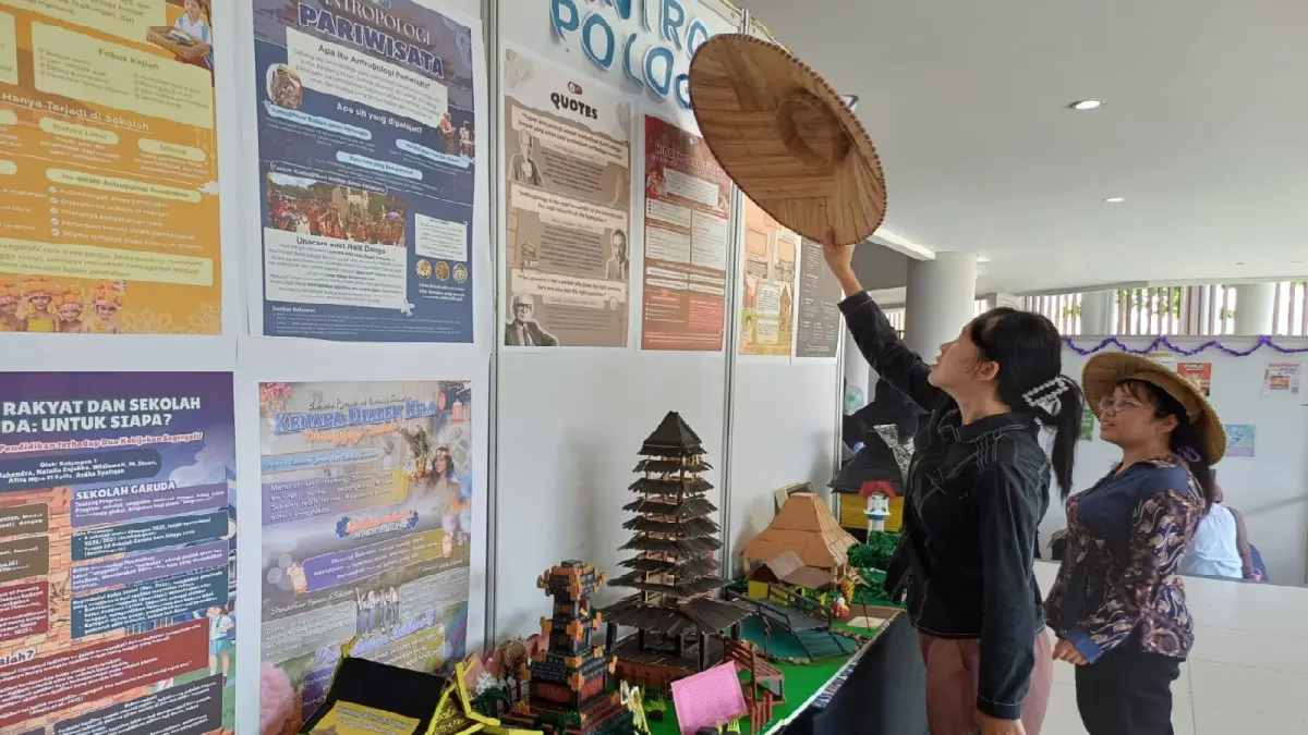 Mahasiswa lintas fakultas Universitas Tanjungpura memamerkan karya akademik dan hasil pembelajaran dalam Pameran Akademik Ruang Artikula 1.0 di Selasar Gedung Konferensi Untan, Rabu (20/5). (ASHRI ISNAINI/PONTIANAK POST)