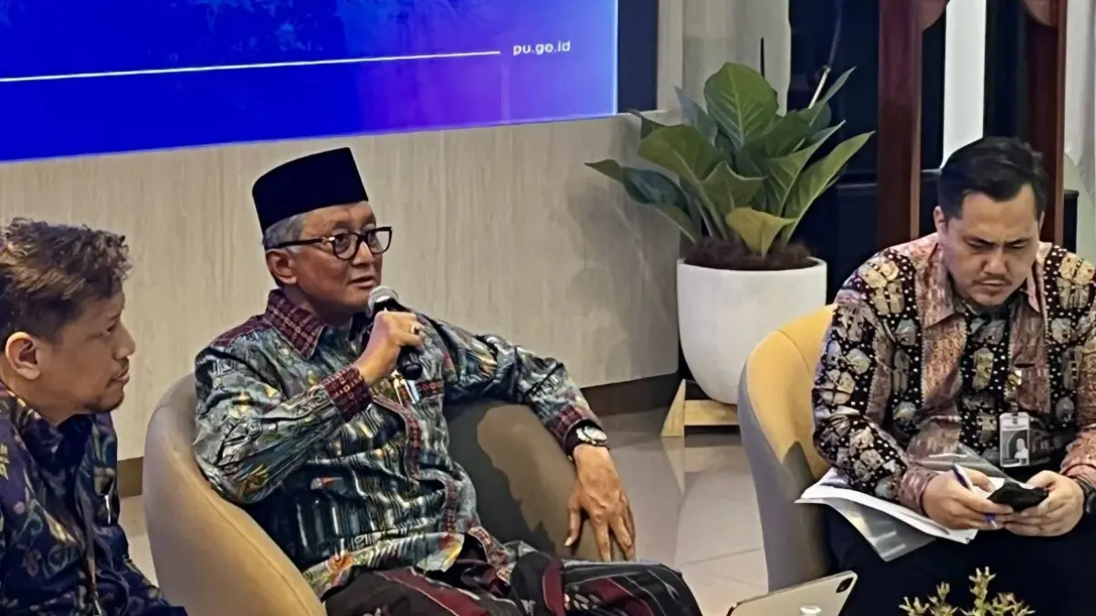 Menteri Pekerjaan Umum (PU) Dody Hanggodo (tengah) memberikan keterangan resmi dalam jumpa pers di Kementerian PU Jakarta, Jumat (22/5). (Antara)