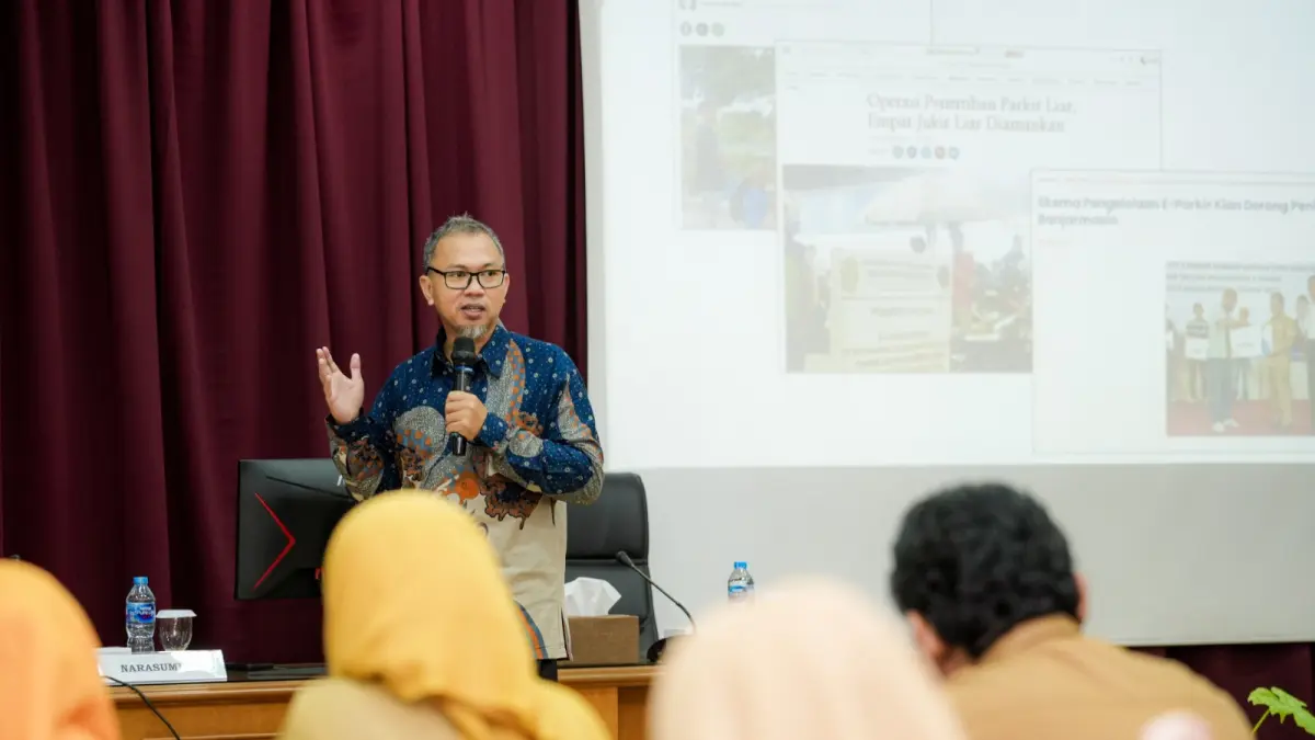 Para peserta sedang menyimak pemaparan materi dari narasumber dalam kegiatan melalui Bimbingan Teknis Pengelolaan Pengaduan SP4N-LAPOR! yang digelar di Ruang Tengkawang Kantor Gubernur Kalbar. (Adpim Pemprov Kalbar)