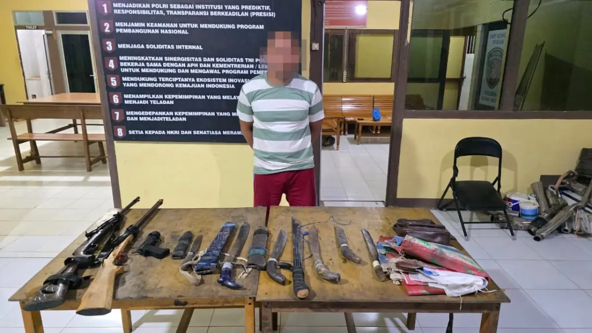 Pelaku pengancaman dan barang bukti saat diamankan di Polsek Manis Mata. (ISTIMEWA)