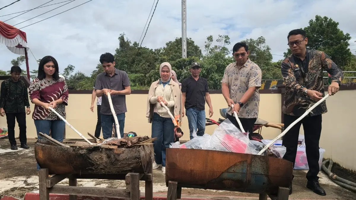 Pemusnahan barang bukti 51 perkara oleh Kejari Sanggau di halaman Rupbasan Kelas II Sanggau, Jumat (22/5). (ISTIMEWA)