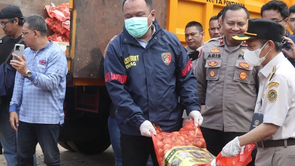 Petugas gabungan dari Bareskrim Polri bersama sejumlah instansi terkait memusnahkan bawang impor ilegal asal Malaysia dengan cara dikubur di TPA Batu Layang, Kamis (21/5). (ISTIMEWA)