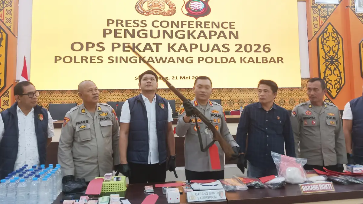 Polres Singkawang menggelar rilis hasil operasi Pekat Kapuas 2026 dengan menunjukkan sejumlah barang bukti.