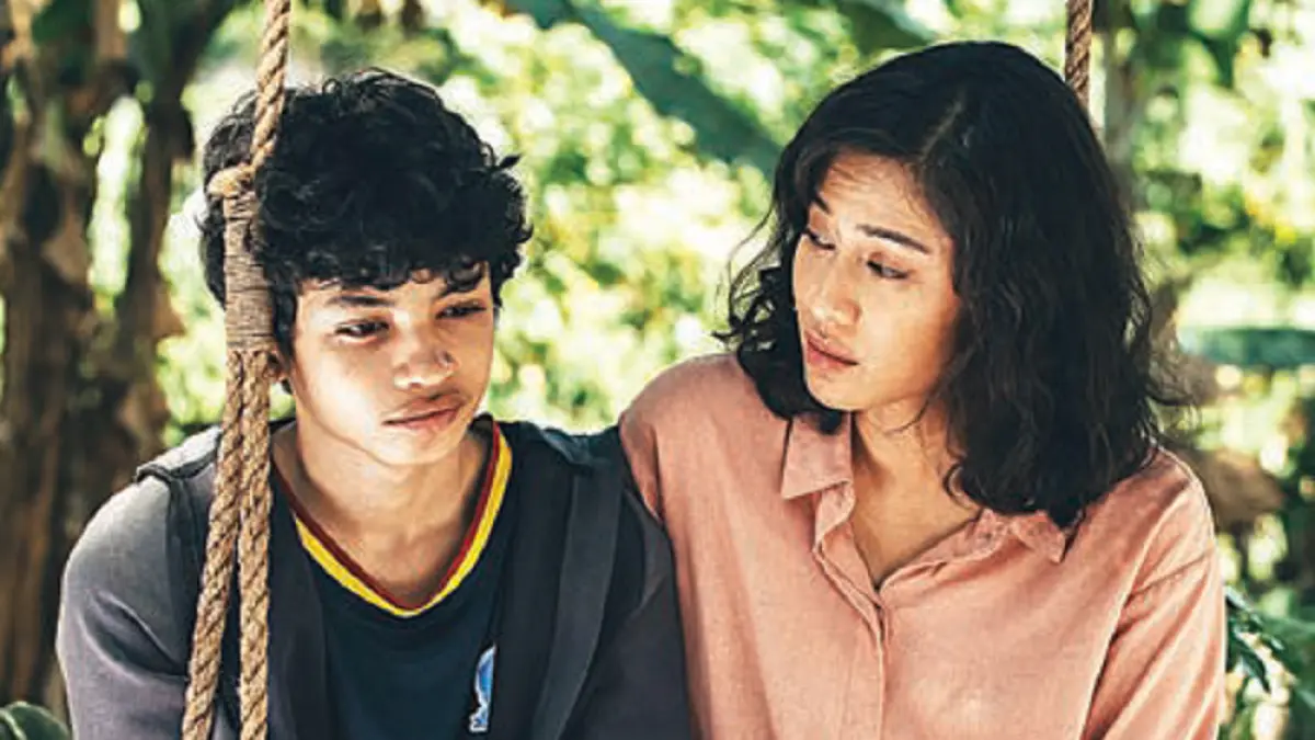 Rama (kiri, Ali Fikry) dan ibunya, Laras (Dian Sastrowardoyo), kerap menghabiskan waktu bersama. Kepergian Laras menimbulkan duka dan ruang kosong dalam hidup Rama. (DOK JAWAPOS)