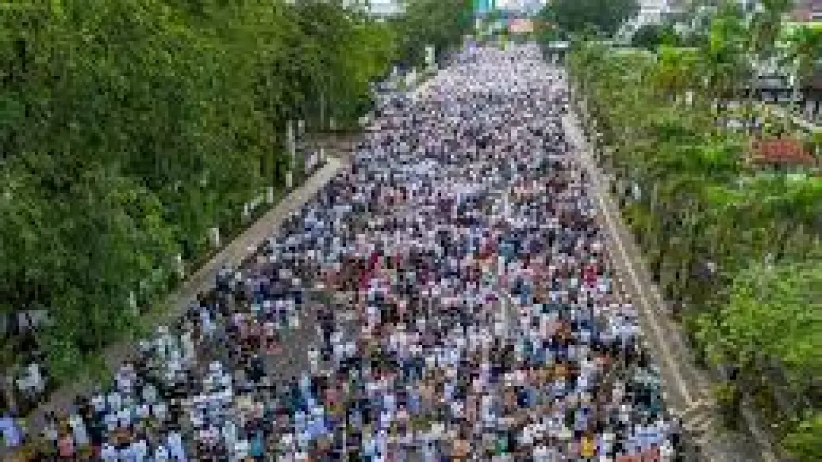 Ribuan jamaah salat Iduladha di halaman depan kantor Wali Kota Pontianak (DOK PONTIANAK POST)  