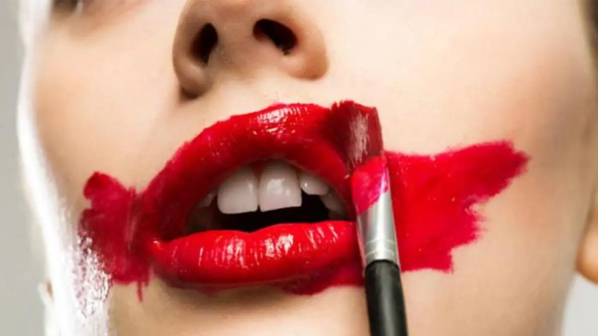 Sebuah ilustrasi lipstick effect di tengah ekonomi krisis. (DHPCLINIC)
