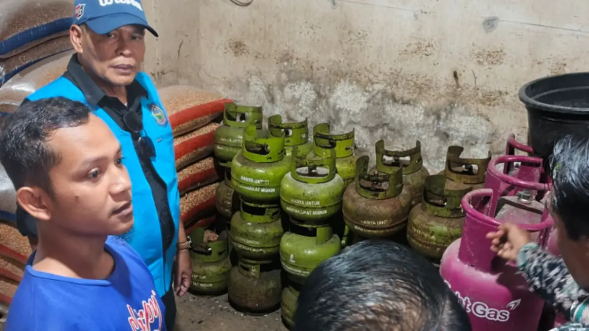 Tim Pengendali Inflasi Daerah NTB memantau stok dan distribusi elpiji 3 kilogram di Kota Mataram, Kamis (21/5). (Lombok Pos)