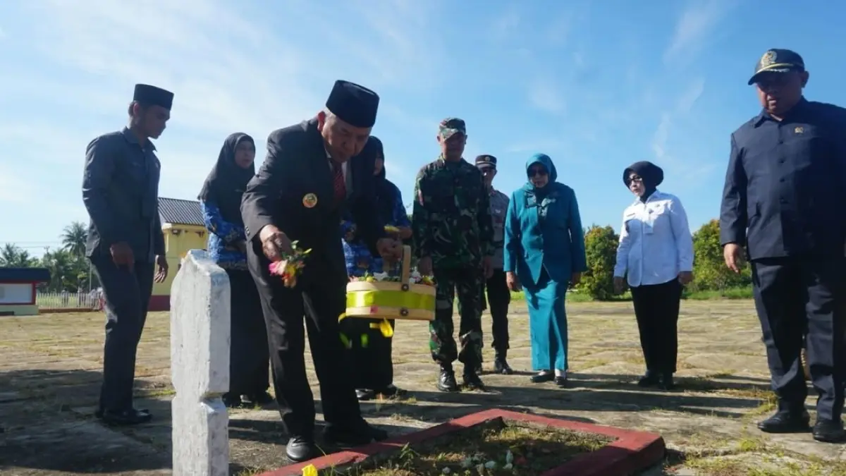 Wabup Juli Suryadi memimpin ziarah ke TMP Putra Bangsa dalam momentum Harkitnas 2026.