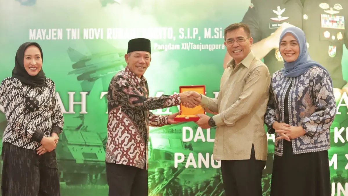 Wabup Ketapang, Jamhuri Amir, menyerahkan cinderamata kepada Pangdam XII Tanjungpura, Mayjen TNI Novi Rubadi Sugito, Rabu (20/5) malam. (ISTIMEWA)