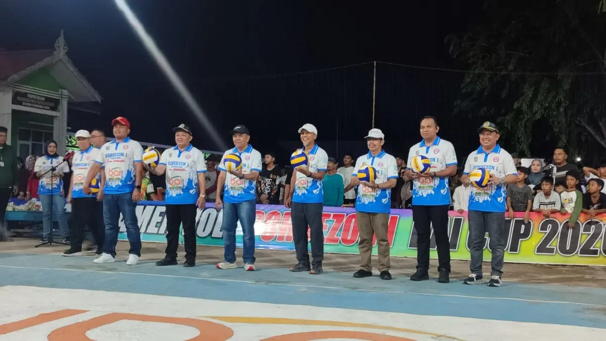 Wakil Bupati Mempawah beserta tamu undangan memukul bola menandai dibukanya Pordezon Bai Cup 2026.