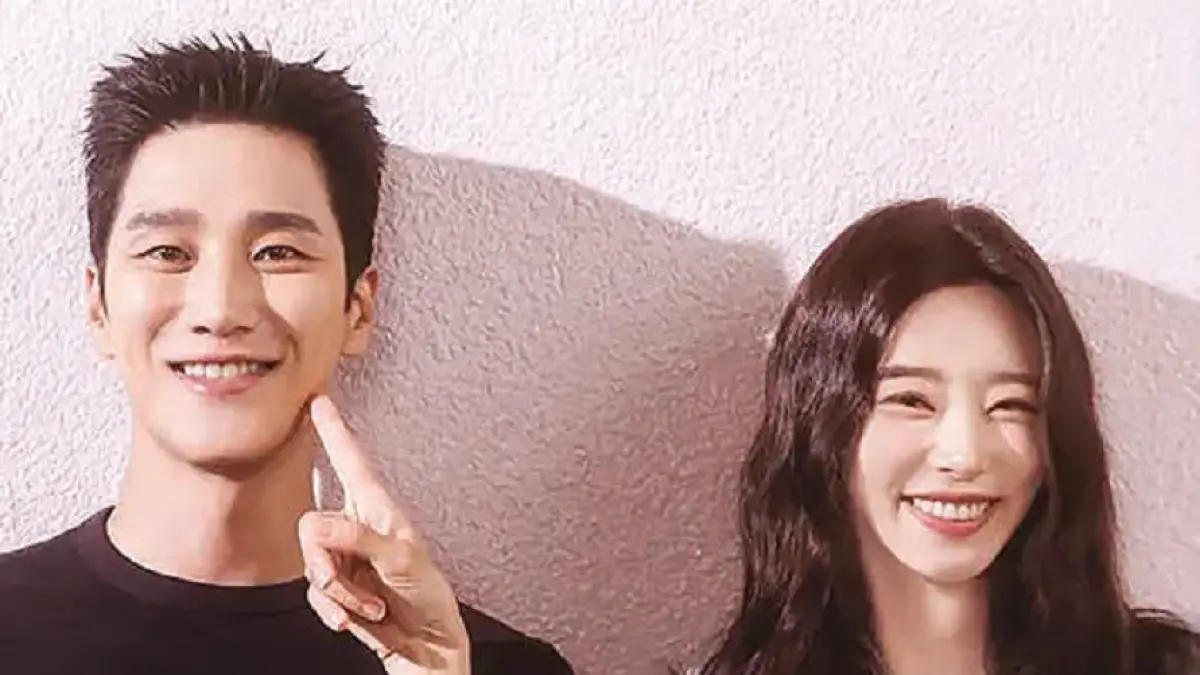 Yoon Bom (kanan, Lee Joo-bin) dan Seon Jae-gyu (Ahn Bo-hyun) terlihat seperti hubungan karakter di sejumlah komedi romantis. Hubungan keduanya berawal dari interaksi yang canggung dan berubah menjadi lebih hangat. (DOK JAWAPOS)