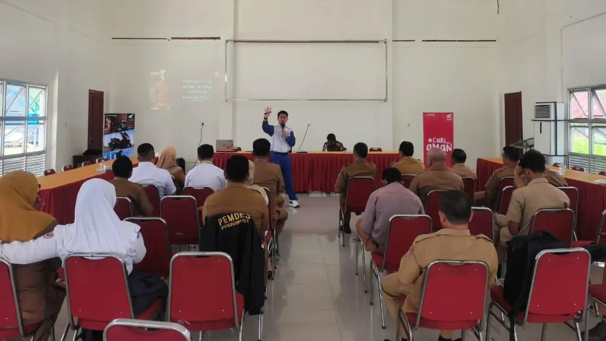 Astra Motor Kalbar bersama Daya Motor Pontianak memberikan edukasi safety riding dan kampanye #Cari_Aman kepada masyarakat serta aparatur di Kantor Camat Sungai Kakap.