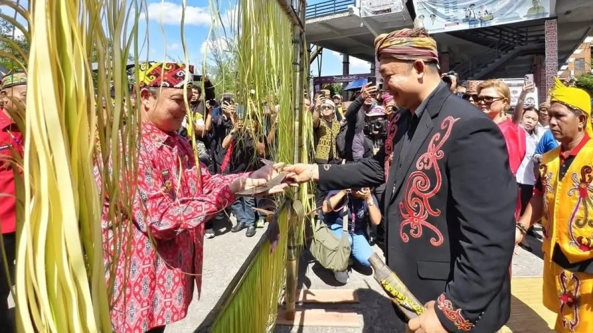 Bupati Ketapang, Alexander Wilyo, mengikuti salah satu ritual pada pembukaan PGD ke-40 Kalbar di Pontianak, Rabu (20/5). (ISTIMEWA)