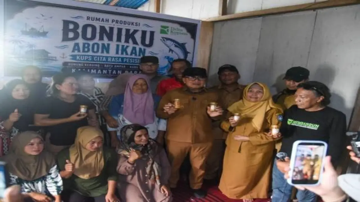 Bupati Kubu Raya, Sujiwo mencicipi sekaligus memborong abon ikan produksi UMKM Boniku di Desa Batu Ampar. (PROKOPIM KKR)