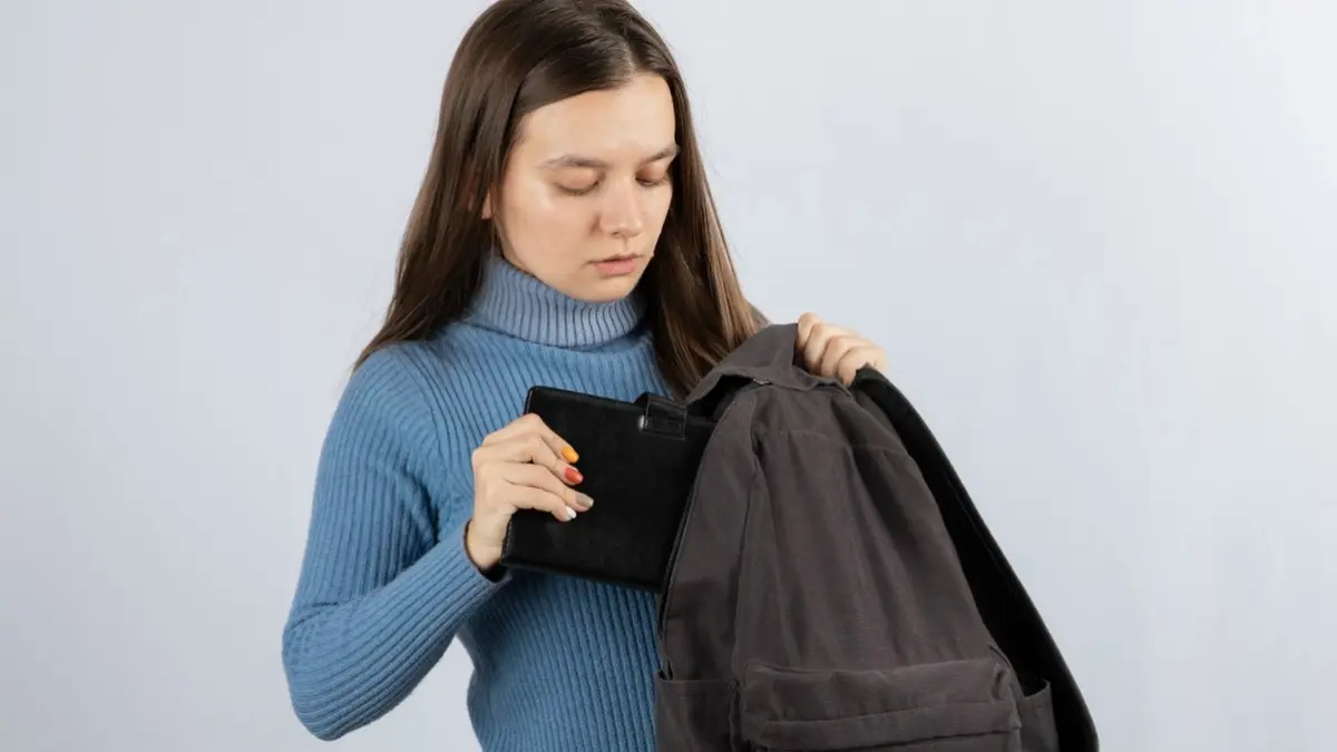 Ilustrasi resleting tas kesayangan rusak. (MAGNIFIC)