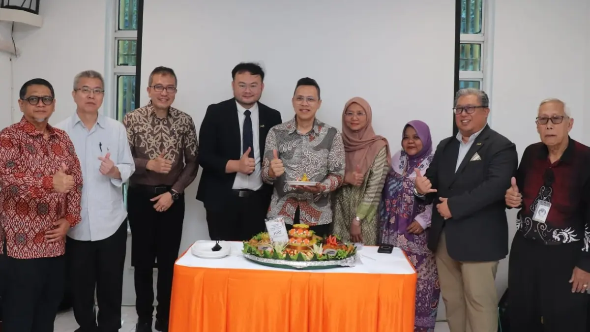 Ketua IDI Kalbar, dr Muhammad Wahyu Utomo bersama jajaran manajemen RS Kuching Specialist Hospital, dan tamu undangan berfoto bersama usai peresmian Kantor Perwakilan di Ruko Ayani Mega Mall Blok E19, Sabtu (23/5). (ISTIMEWA)