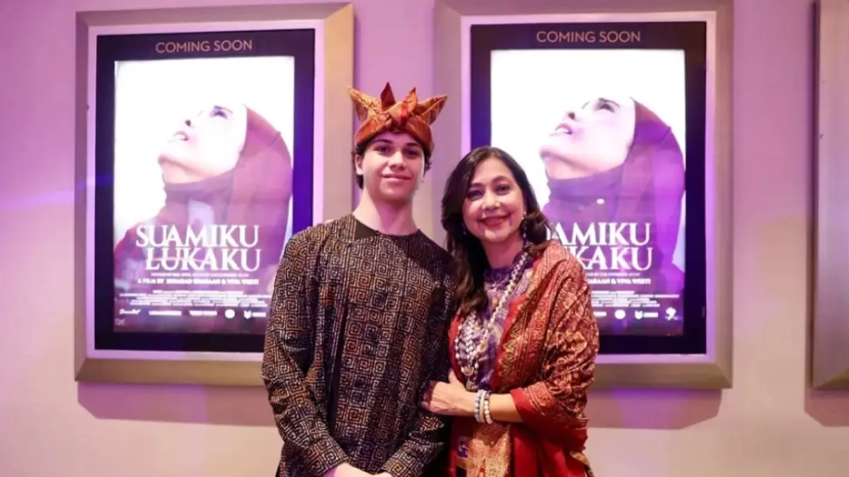 Lennon Tramp bersama sang ibunda, Ayu Azhari. (JawaPos.com)