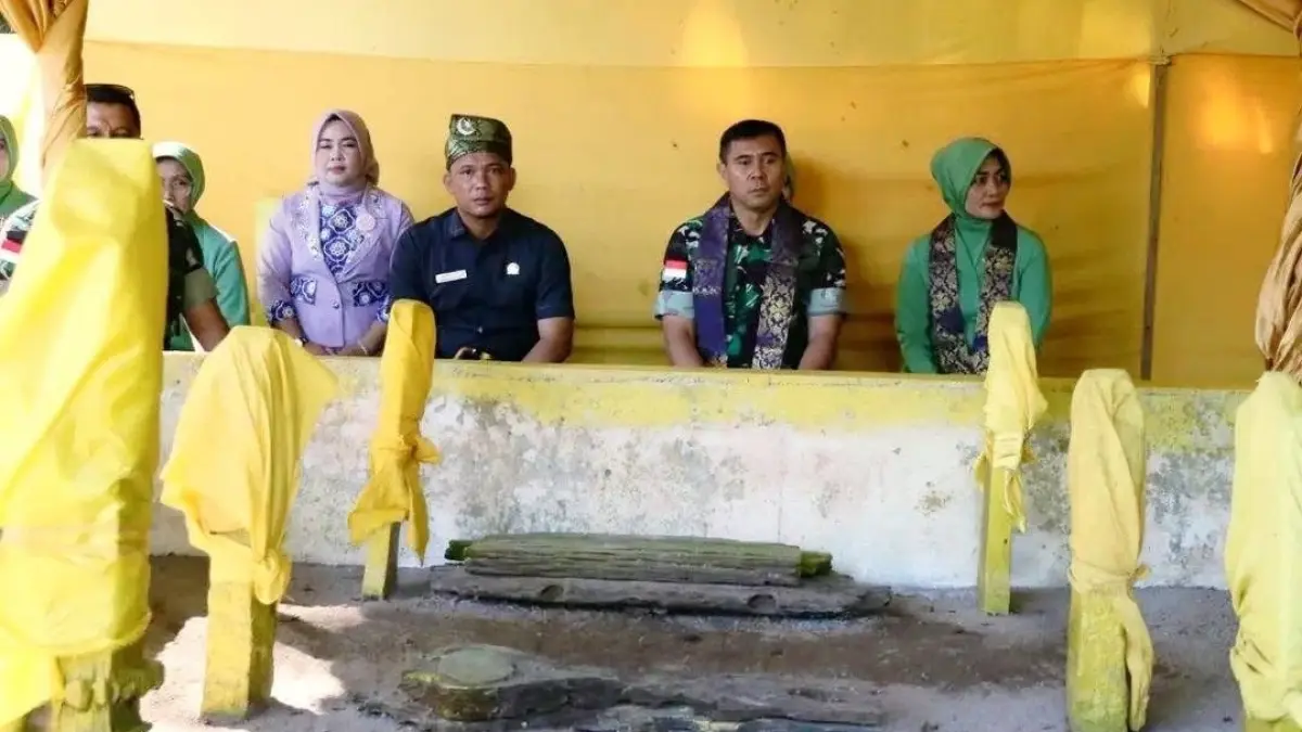 Pangdam XII Tanjungpura bersama istri melakukan ziarah ke Makam Raja Tanjungpura, Kamis (21/5). (ISTIMEWA)