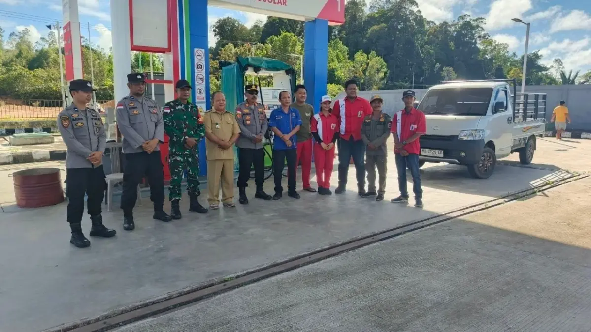  Pengawasan dan penertiban penyaluran BBM di SPBU di Desa Langan Baru oleh Babinsa Embaloh Hulu.  (ISTIMEWA)