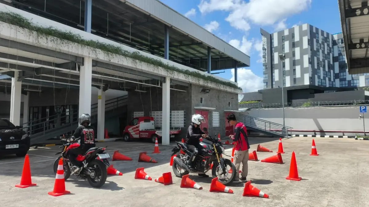 Peserta mengikuti praktik safety riding bersama Astra Motor Kalbar dalam kampanye #Cari_Aman untuk meningkatkan keterampilan dan keselamatan berkendara.