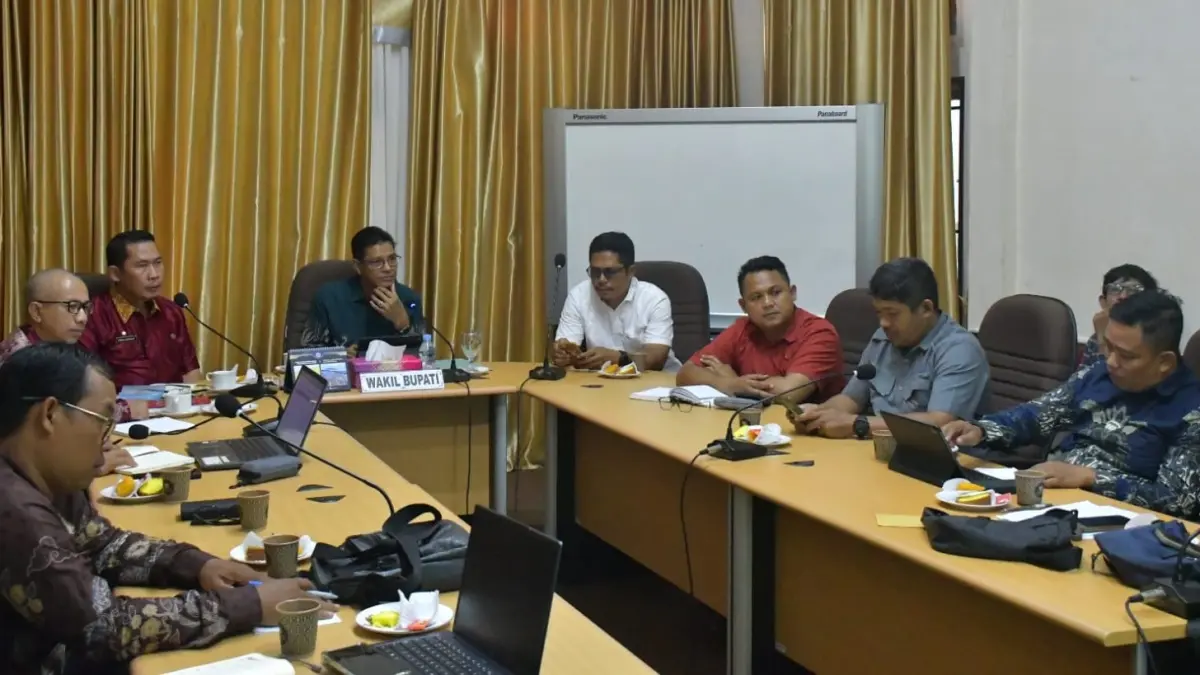 Rapat lintas sektoral terkait distribusi BBM di Kabupaten Kayong Utara guna merespons keluhan masyarakat terhadapt sulitnya memperoleh BBM, khususnya di wilayah Kecamatan Seponti. (PROKOPIM KKU)